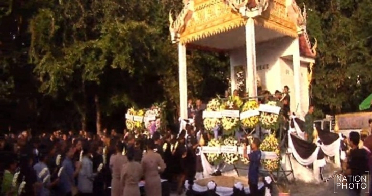 แห่ร่วมงานฌาปนกิจศพ ผอ.อ้อย แห่ร่วมงานฌาปนกิจศพ ผอ.อ้อย
