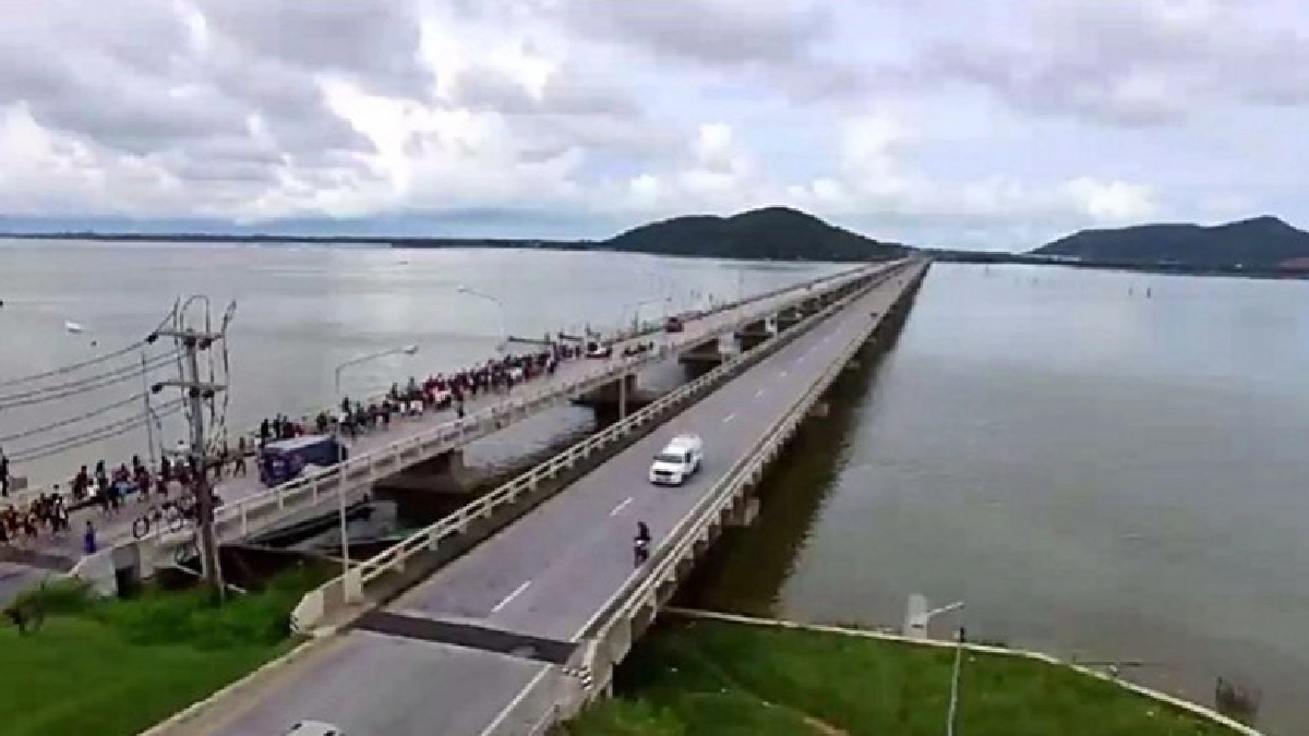 (คลิป) ‘ตูน’ วิ่งข้ามสะพานติณสูลานนท์ (คลิป) ‘ตูน’ วิ่งข้ามสะพานติณสูลานนท์