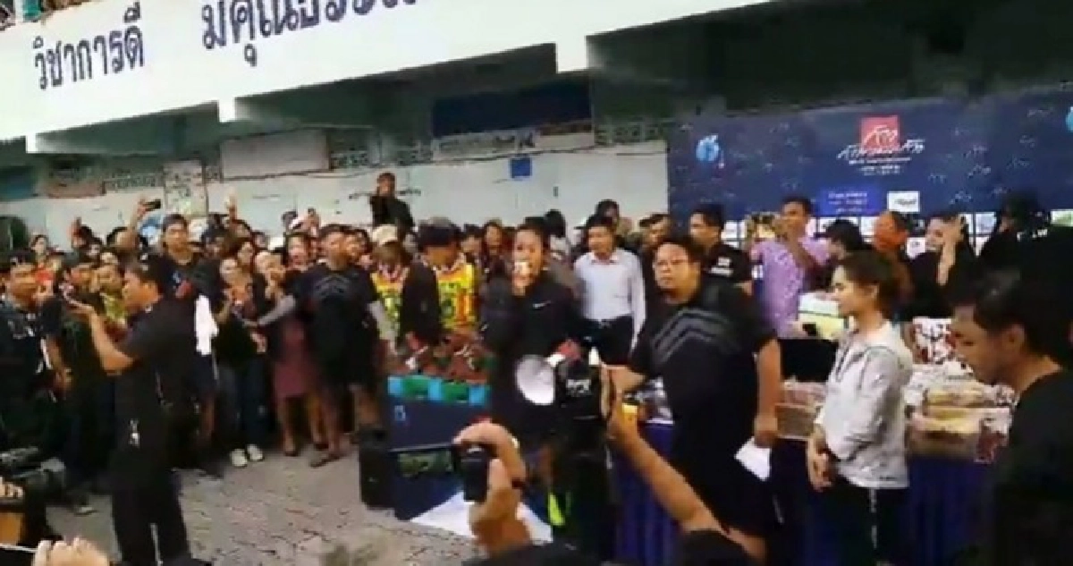‘ตูน’ นั่งรถตู้มอบทุนโรงเรียนวัดปากระวะ