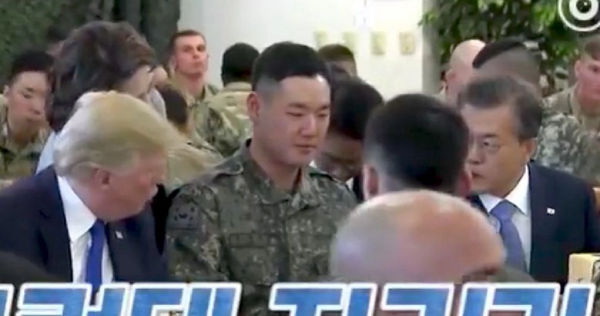 ชาวเน็ตขำกลิ้งทหารหนุ่มนั่งเกร็งคั่น“ทรัมป์”-“มูนแจอิน” 