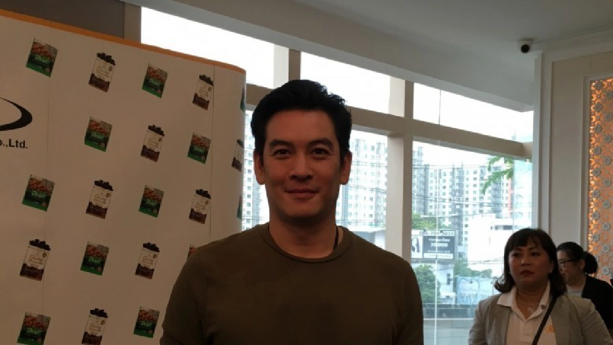 'ชาคริต' ยิ้มระรื่นได้ลูกชาย (คลิป) 'ชาคริต' ยิ้มระรื่นได้ลูกชาย (คลิป)