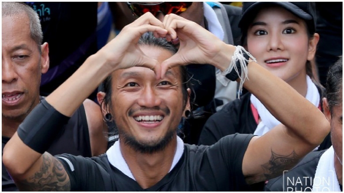 (ภาพชุด)"ตูน"ส่งสัญลักษณ์"รูปหัวใจ"ถึง"จิมมี่"นักบุญผู้ให้ (ภาพชุด)"ตูน"ส่งสัญลักษณ์"รูปหัวใจ"ถึง"จิมมี่"นักบุญผู้ให้