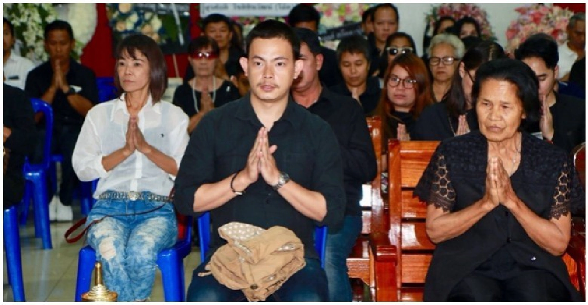 "ลูก-เมีย" ร่วมเคารพศพ "โจ บอยสเก๊าท์" "ลูก-เมีย" ร่วมเคารพศพ "โจ บอยสเก๊าท์"