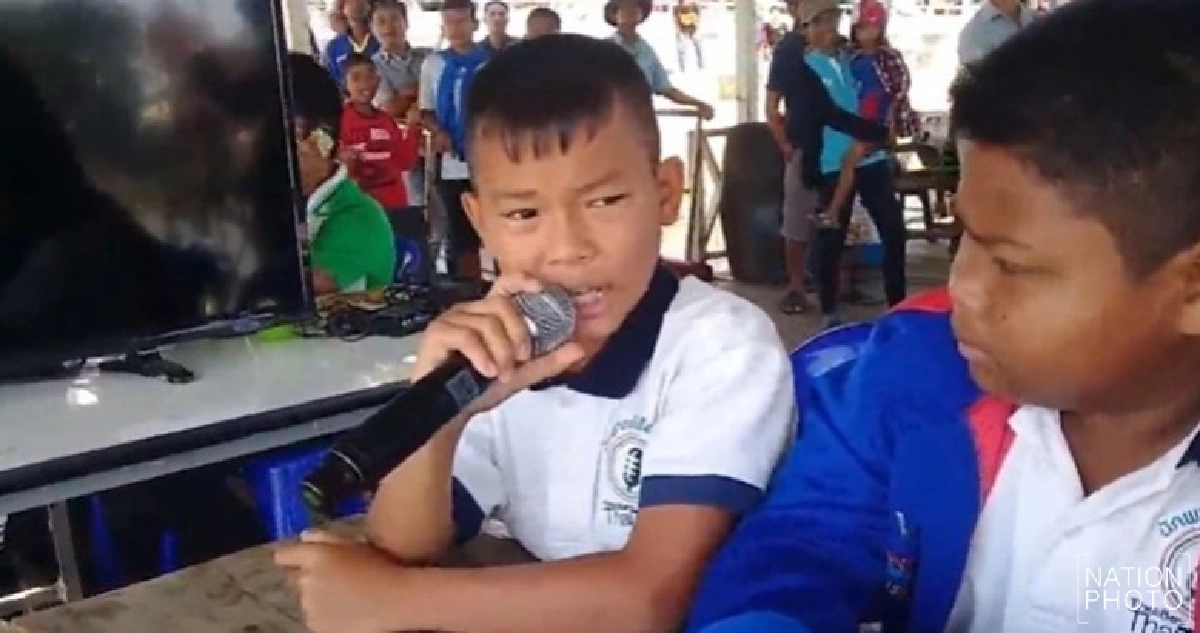 สีสัน !! นักพากย์เรือยาวรุ่นจิ๋ว สีสัน !! นักพากย์เรือยาวรุ่นจิ๋ว