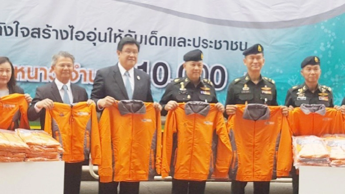 "ผช.ผบ.ทบ."รับมอบเสื้อกันหนาวช่วยผู้ประสบภัยเหนือ-อีสาน "ผช.ผบ.ทบ."รับมอบเสื้อกันหนาวช่วยผู้ประสบภัยเหนือ-อีสาน