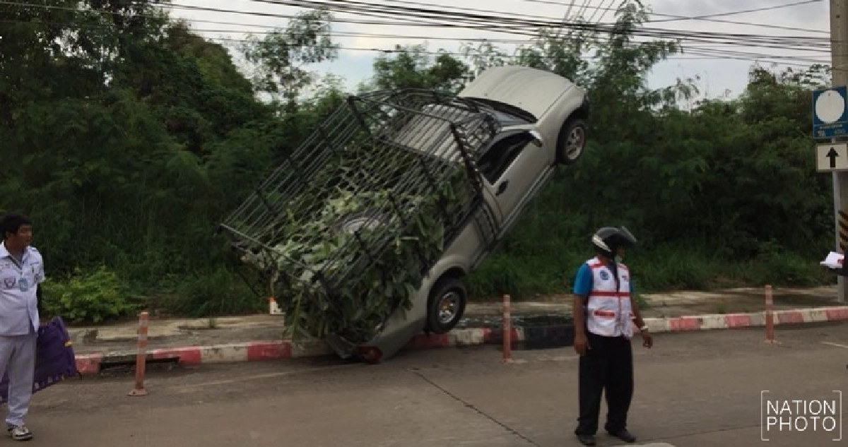 ซิ่งหลุดโค้งชนฟุตปาธเหินค้างบนสลิงยึดเสาไฟฟ้า ซิ่งหลุดโค้งชนฟุตปาธเหินค้างบนสลิงยึดเสาไฟฟ้า