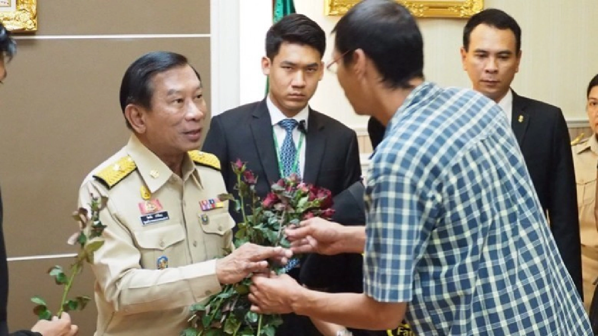 กลุ่มชาวนาให้กำลังใจ "บิ๊กฉัตร" กลุ่มชาวนาให้กำลังใจ "บิ๊กฉัตร"