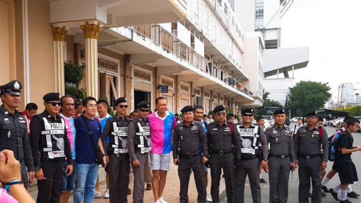 "เนวิน"ปลุกใจรุ่นน้องสวนกุหลาบ-มอบ5หมื่นให้ทีม (คลิป) "เนวิน"ปลุกใจรุ่นน้องสวนกุหลาบ-มอบ5หมื่นให้ทีม (คลิป)