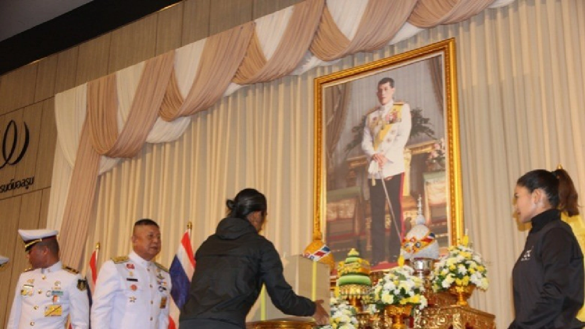 ร.10 พระราชทานตะกร้าอาหารบำรุงแก่ "ตูน บอดี้สแลม"