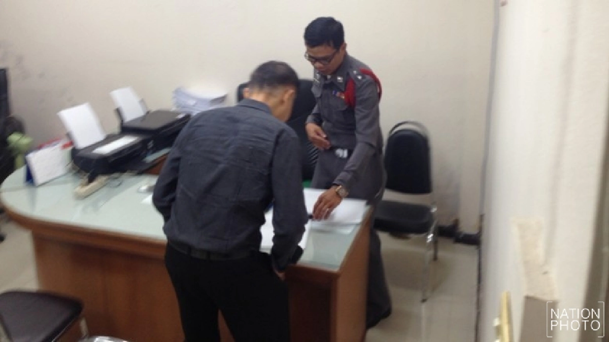 ‘หมอยอร์น’ พบตร.รับทราบข้อหาเพิ่ม ‘หมอยอร์น’ พบตร.รับทราบข้อหาเพิ่ม