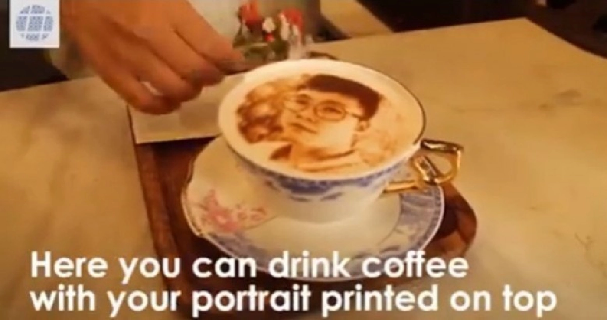 ร้านกาแฟในปักกิ่งเปลี่ยนใบหน้าคุณให้เป็นลาเต้อาร์ต ร้านกาแฟในปักกิ่งเปลี่ยนใบหน้าคุณให้เป็นลาเต้อาร์ต