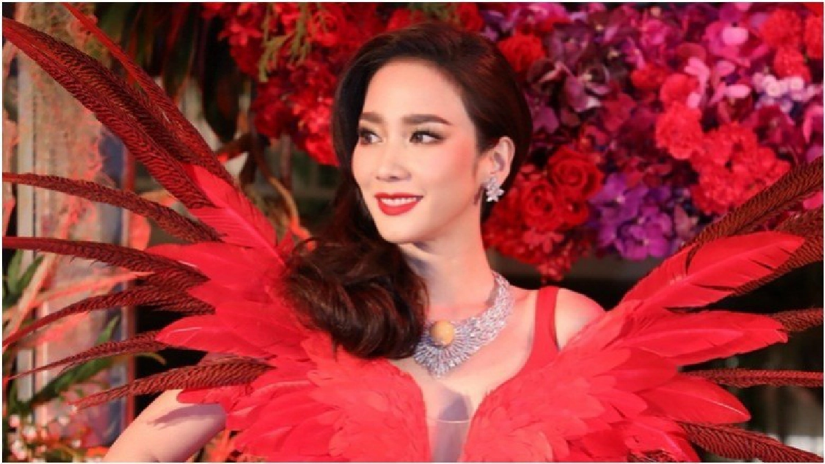 'อั้ม' ตื่นเต้น สวมสร้อยมุก 700 ล้าน 'อั้ม' ตื่นเต้น สวมสร้อยมุก 700 ล้าน