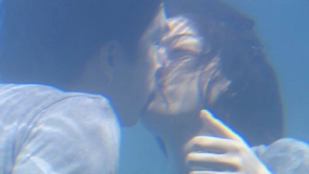 เร้าร้อนดีแท้ 'ไบร์ท' โชว์หวาน  ขโมยจุ๊บใต้น้ำ 'เพลงขวัญ'