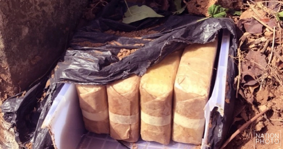 ขุดย้ายเสาไฟฟ้าเจอยาบ้าเกือบ 30,000 เม็ด