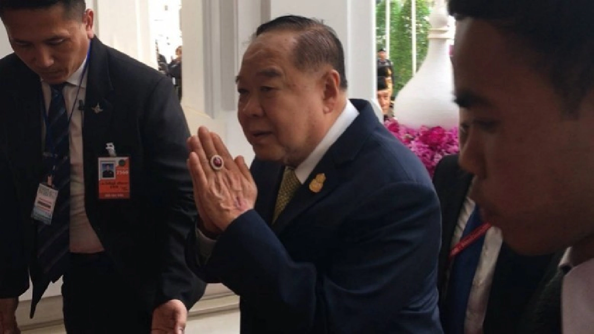 กลับมาแล้ว!! "บิ๊กป้อม" โผล่ หลังข่าวลือหลุด รมว.กลาโหม กลับมาแล้ว!! "บิ๊กป้อม" โผล่ หลังข่าวลือหลุด รมว.กลาโหม