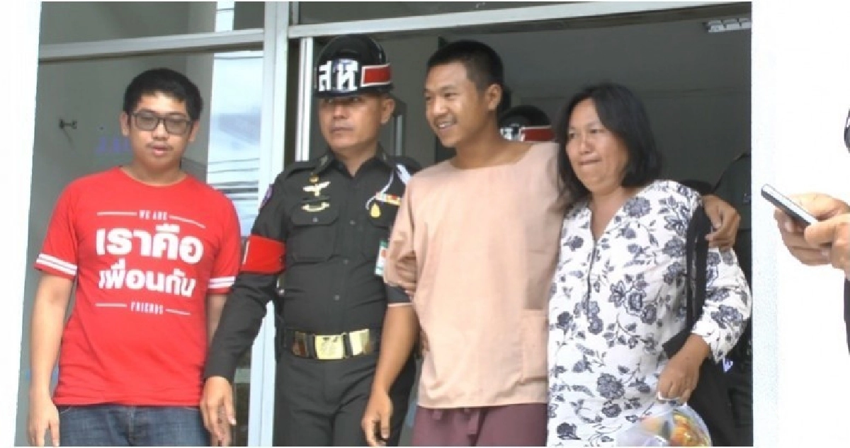 'ไผ่ ดาวดิน'ยิ้มกอดแม่ขึ้นศาลทหาร 'ไผ่ ดาวดิน'ยิ้มกอดแม่ขึ้นศาลทหาร