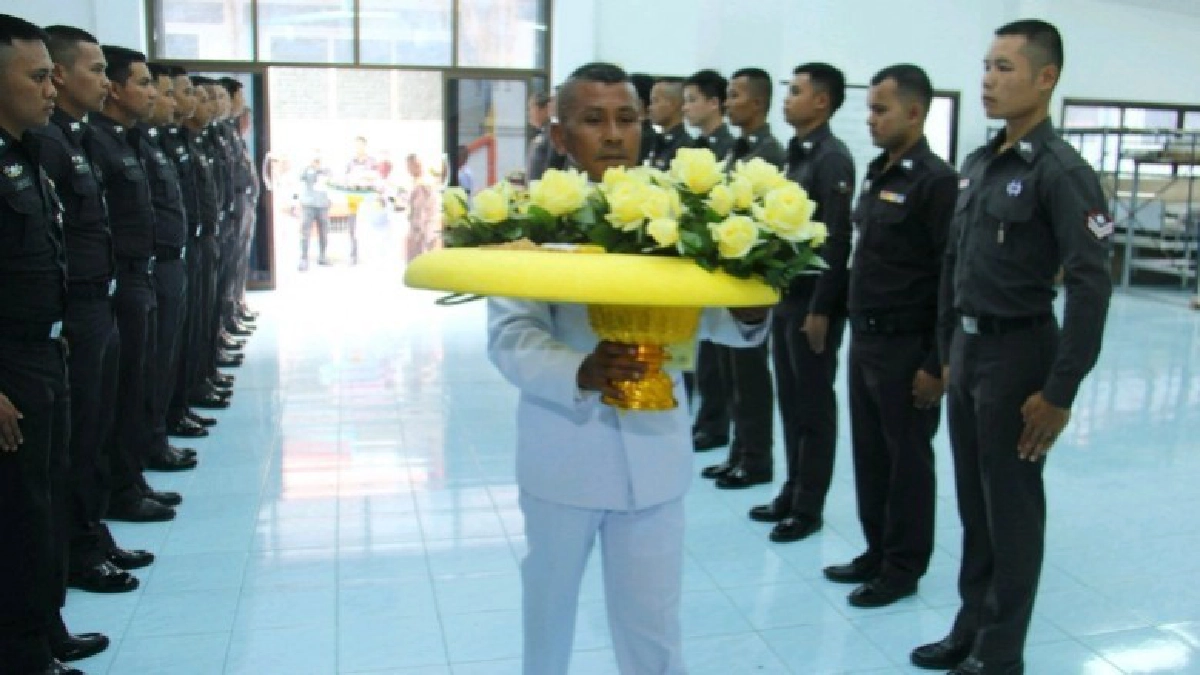 สมเด็จพระเจ้าอยู่หัว พระราชทานพวงมาลา จ.ส.ต.ทศพร เสสาร สมเด็จพระเจ้าอยู่หัว พระราชทานพวงมาลา จ.ส.ต.ทศพร เสสาร