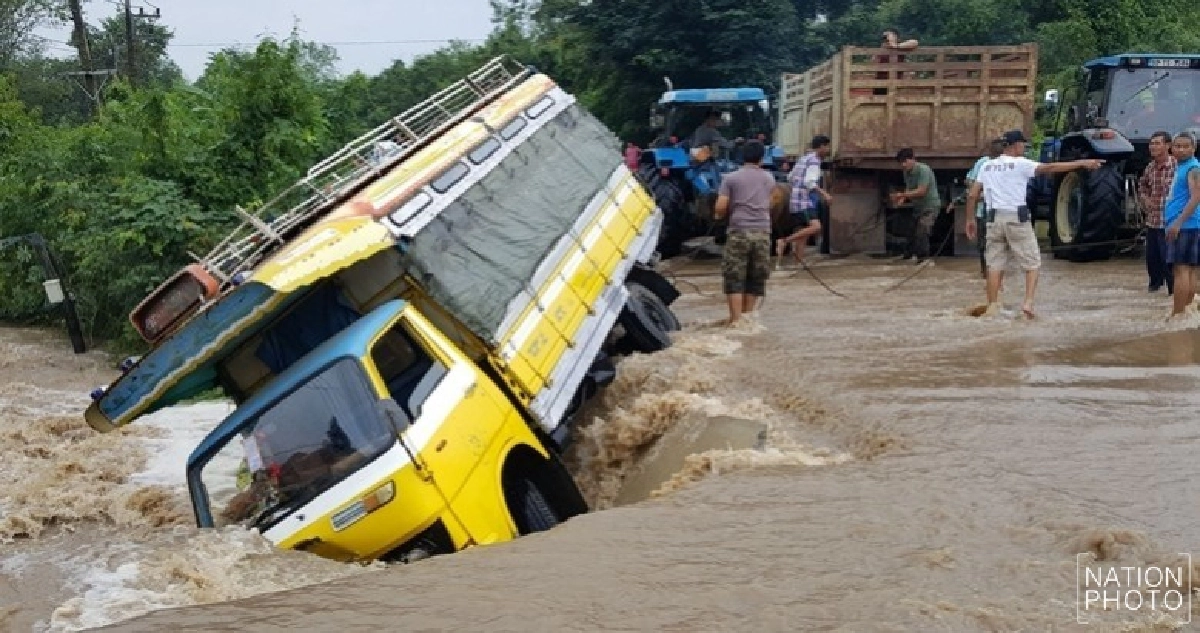 เพชรบุรีฝนตกหนักน้ำท่วมรถไฟผ่านไม่ได้ เพชรบุรีฝนตกหนักน้ำท่วมรถไฟผ่านไม่ได้