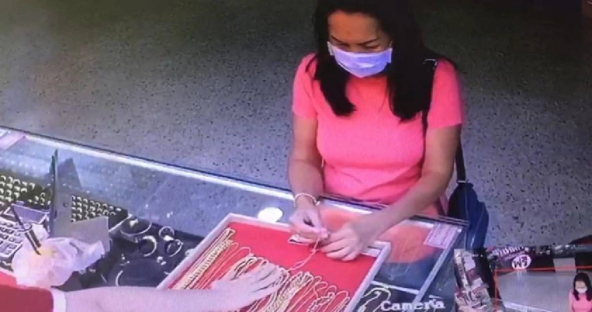 สาวทำทีขอดูซื้อทองก่อนฉกสร้อย 1 บาทหลบหนี สาวทำทีขอดูซื้อทองก่อนฉกสร้อย 1 บาทหลบหนี