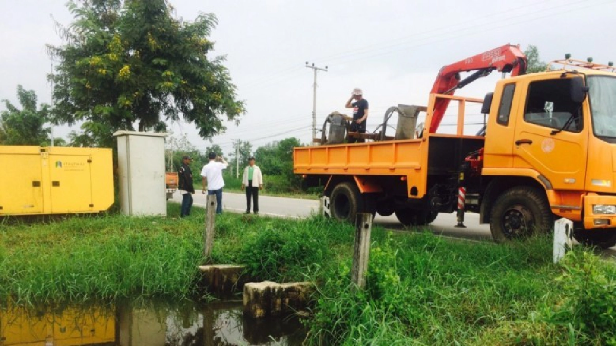 กรมชลฯ ระดมเครื่องจักร  เร่งระบายน้ำในเขตเทศบาลเมืองเพชรบุรี