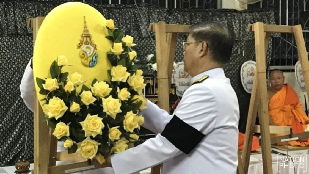 ‘ร.10’ พระราชทานพวงมาลาวางหน้าหีบศพตำรวจกล้า