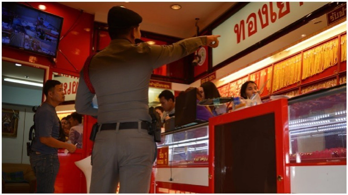 3คนร้ายบุกปล้นร้านทองห้างดังเมืองชลบุรีกวาดเรียบทองคำ10ล้าน