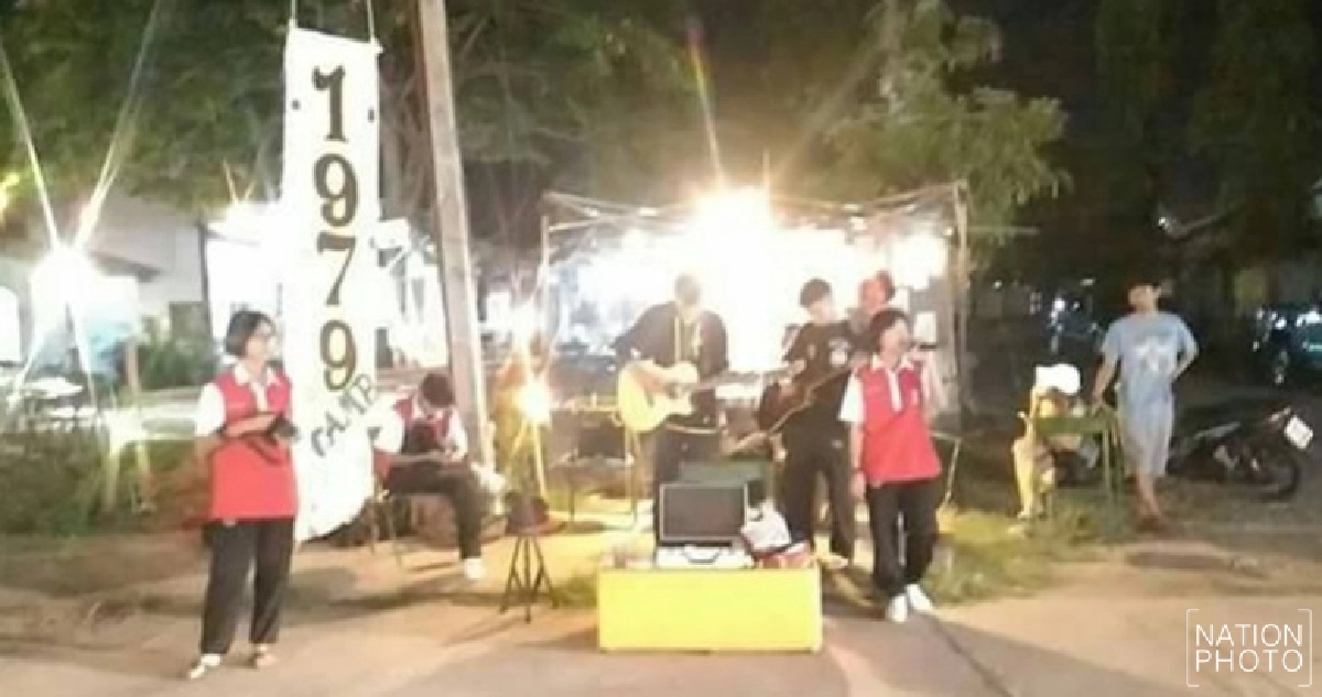 วัยรุ่นสุรินทร์เล่นดนตรีเปิดหมวกเงินสมทบ ‘พี่ตูน’ วัยรุ่นสุรินทร์เล่นดนตรีเปิดหมวกเงินสมทบ ‘พี่ตูน’