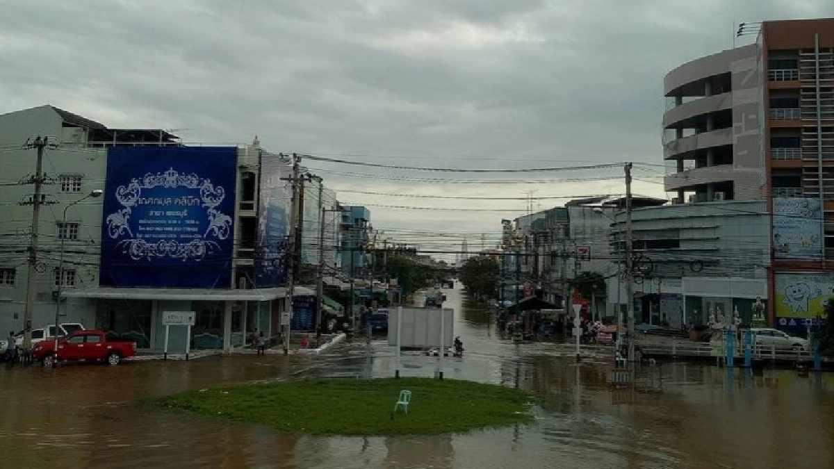 น้ำท่วม ถ.เพชรเกษม จ.เพชรบุรี น้ำท่วม ถ.เพชรเกษม จ.เพชรบุรี