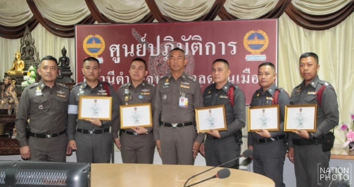 มอบประกาศเกียรติคุณ 3 ตร.ปั๊มช่วยชีวิตบนสะพานลอย มอบประกาศเกียรติคุณ 3 ตร.ปั๊มช่วยชีวิตบนสะพานลอย