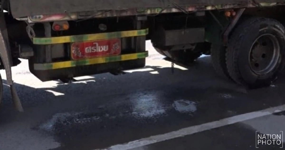 จับปรับบรรทุกน้ำยางไหลลงถนน