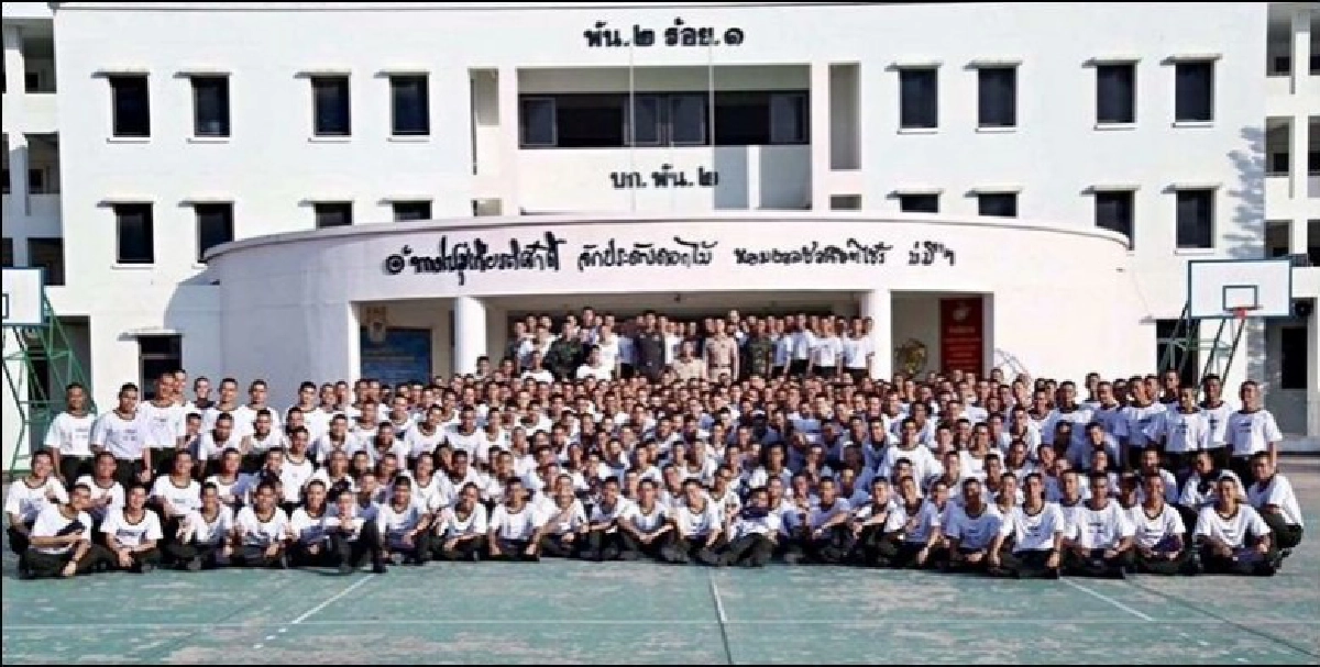 นตท.รวมตัวถ่ายรูปกับ "ผู้พันเป๊ป" หลังถูกคำสั่งย้ายกลับนย. 