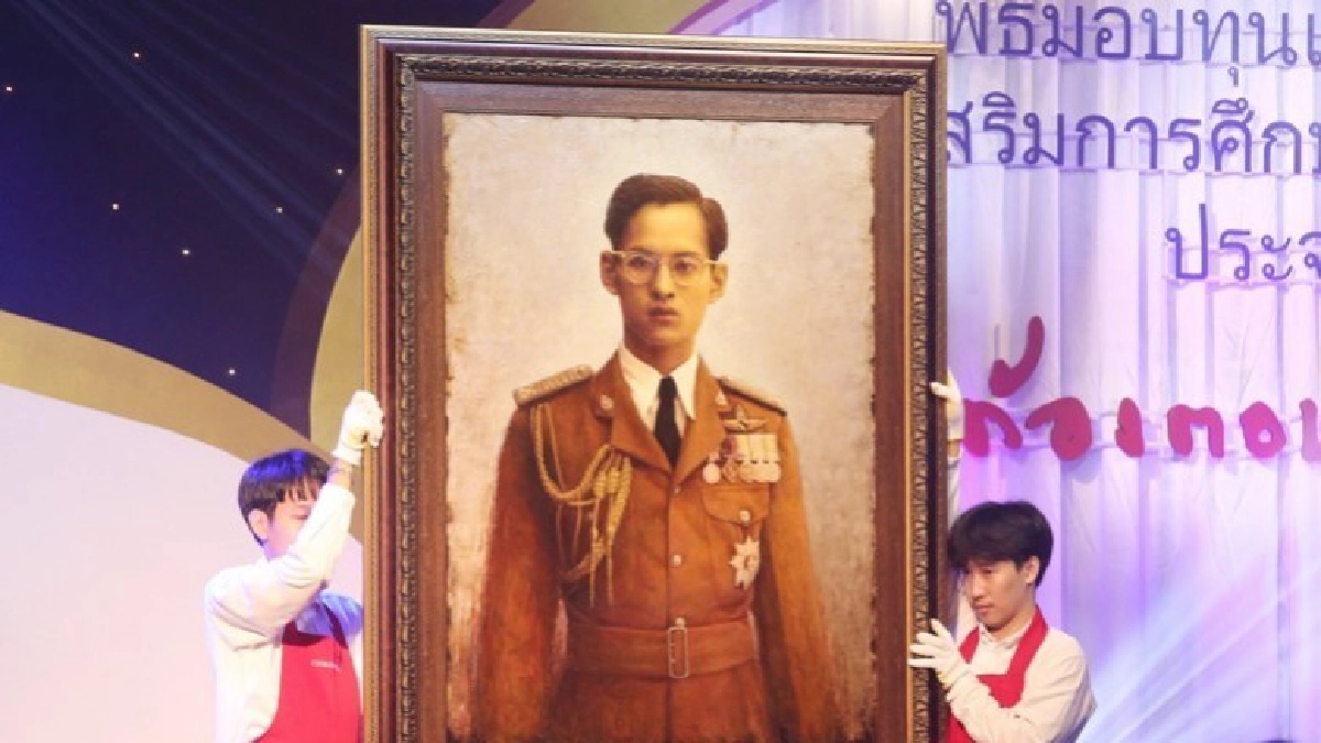 ยกป้ายสู้ราคาสานต่อการศึกษาเด็กศิลป์ ยกป้ายสู้ราคาสานต่อการศึกษาเด็กศิลป์