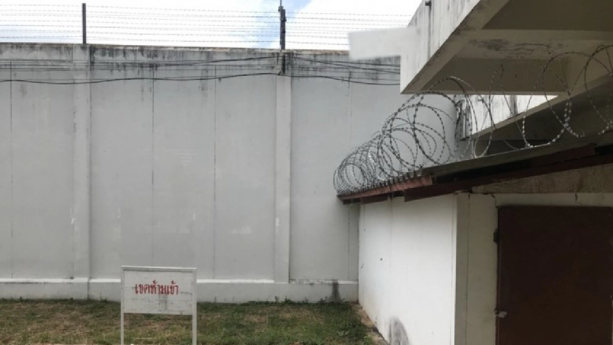เด้งเรียบ เซ่นนักโทษปีนกำแพงหนี เด้งเรียบ เซ่นนักโทษปีนกำแพงหนี