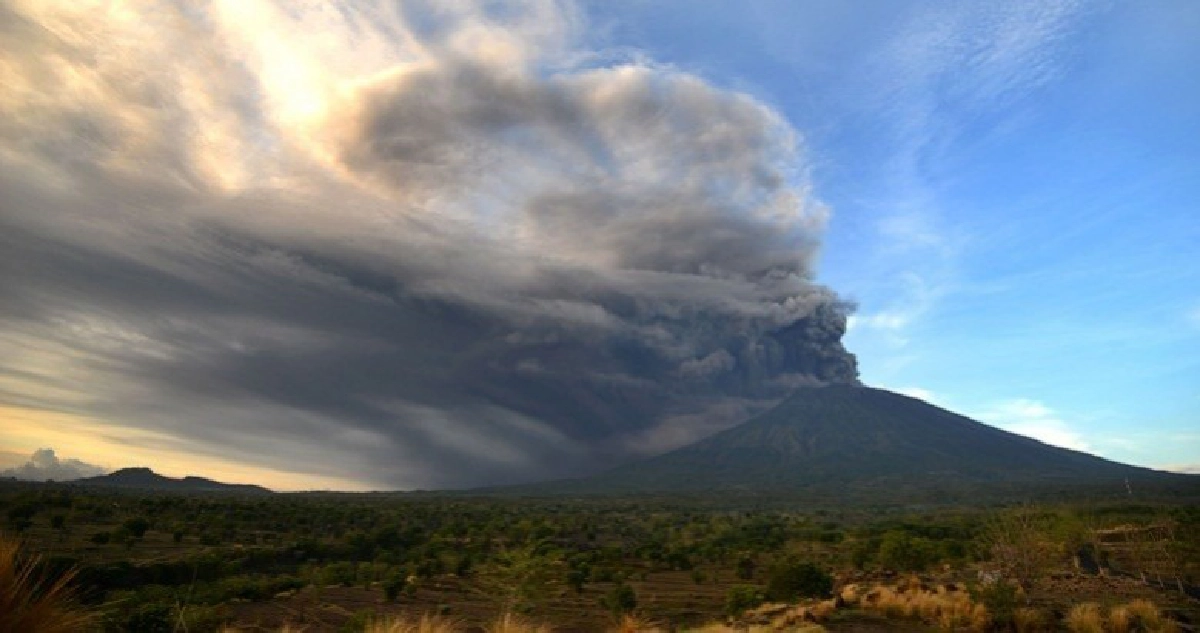 อินโดนีเซียยกระดับเตือนภัยภูเขาไฟอากุงสูงสุด 