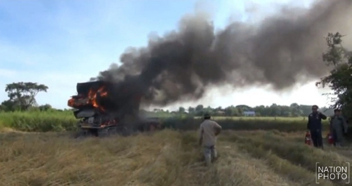 ไฟไหม้รถเกี่ยวข้าววอดเสียหาย 2 ล้าน