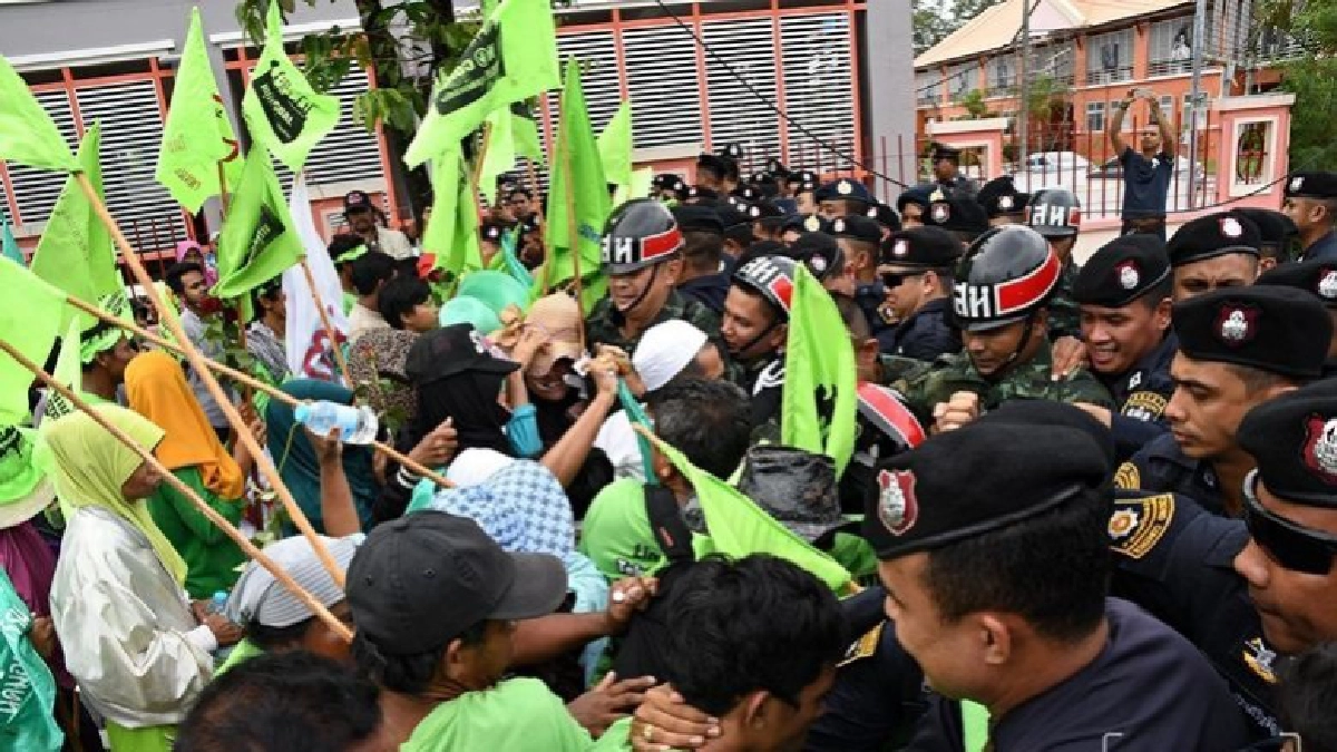 ม็อบต้านโรงไฟฟ้าถ่านหิน ปะทะ จนท.ชุลมุน หวิดวุ่นครม.สัญจร