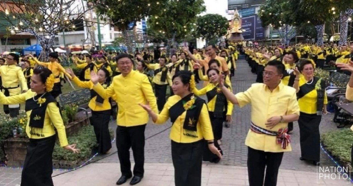 ผู้ว่าฯ นำชาวขอนแก่นกว่าหมื่นรำบวงสรวงศาลหลักเมือง ผู้ว่าฯ นำชาวขอนแก่นกว่าหมื่นรำบวงสรวงศาลหลักเมือง