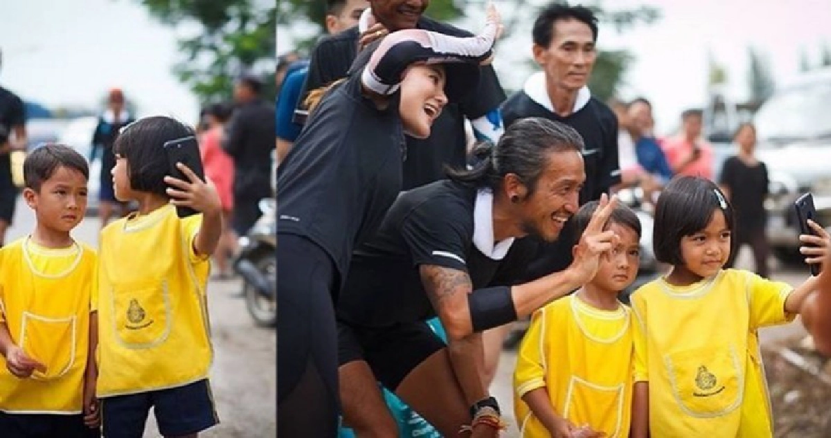 (คลิป) น่ารักมาก !! 2 หนูน้อยยืนรอเซลฟี ‘พี่ตูน’ (คลิป) น่ารักมาก !! 2 หนูน้อยยืนรอเซลฟี ‘พี่ตูน’