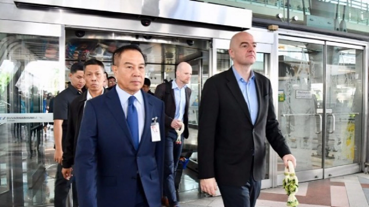 นายกสมาคมฯให้การต้อนรับปธ.ฟีฟ่าเดินทางถึงไทย นายกสมาคมฯให้การต้อนรับปธ.ฟีฟ่าเดินทางถึงไทย