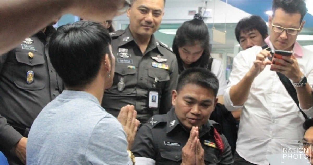 แจ้ง 7 ข้อหาหนุ่มเมา'ชูนิ้วกลาง-ด่าตำรวจ' แจ้ง 7 ข้อหาหนุ่มเมา'ชูนิ้วกลาง-ด่าตำรวจ'