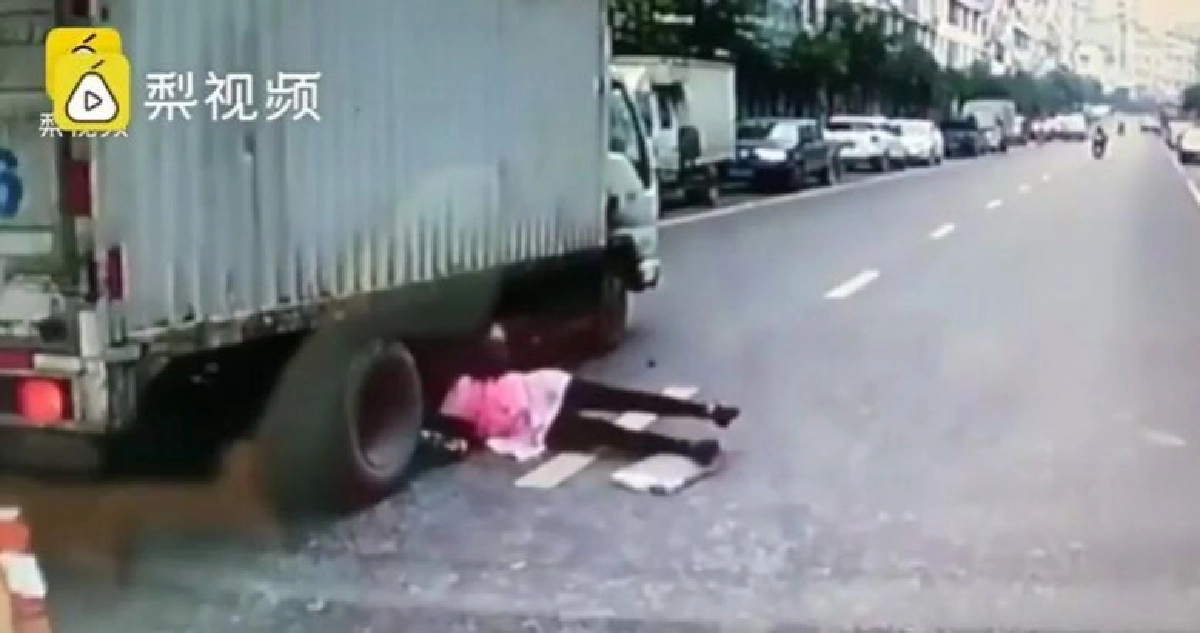 (คลิป) สุดช็อก !! หญิงหวิดถูกล้อบรรทุกทับหัว (คลิป) สุดช็อก !! หญิงหวิดถูกล้อบรรทุกทับหัว