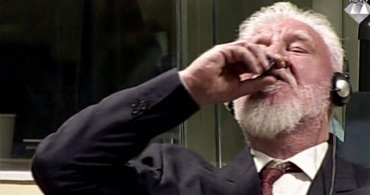 “นายพลบอสเนีย”ซดยาพิษ กลางศาล “นายพลบอสเนีย”ซดยาพิษ กลางศาล