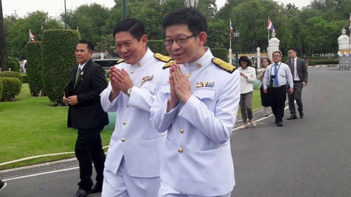 "รมต.บิ๊กตู่ 5" ถ่ายรูปติดบัตรก่อนเข้าถวายสัตย์คึกคัก