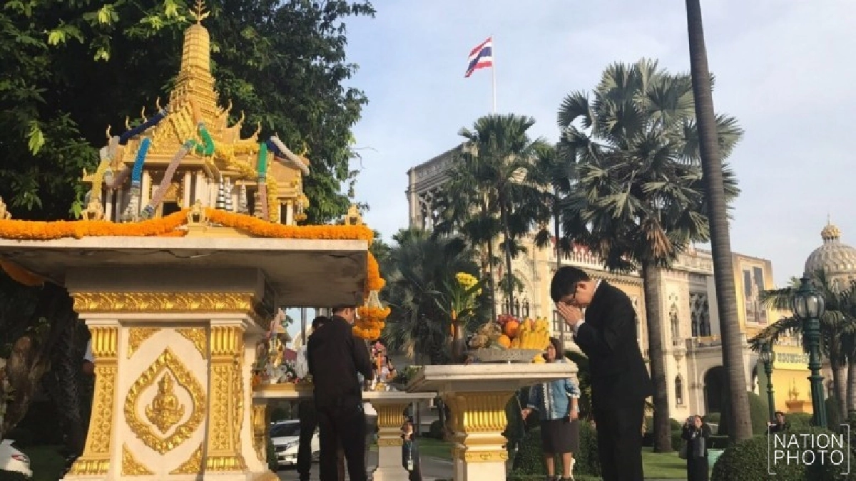 "กอบศักดิ์" สักการะสิ่งศักดิ์สิทธิ์ประจำทำเนียบฯ "กอบศักดิ์" สักการะสิ่งศักดิ์สิทธิ์ประจำทำเนียบฯ