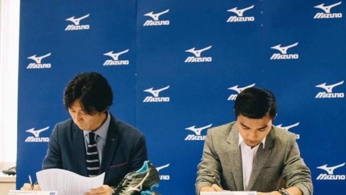 "ชนาธิป"เซ็นสัญญาสวมสตั๊ดมิซูโน "ชนาธิป"เซ็นสัญญาสวมสตั๊ดมิซูโน