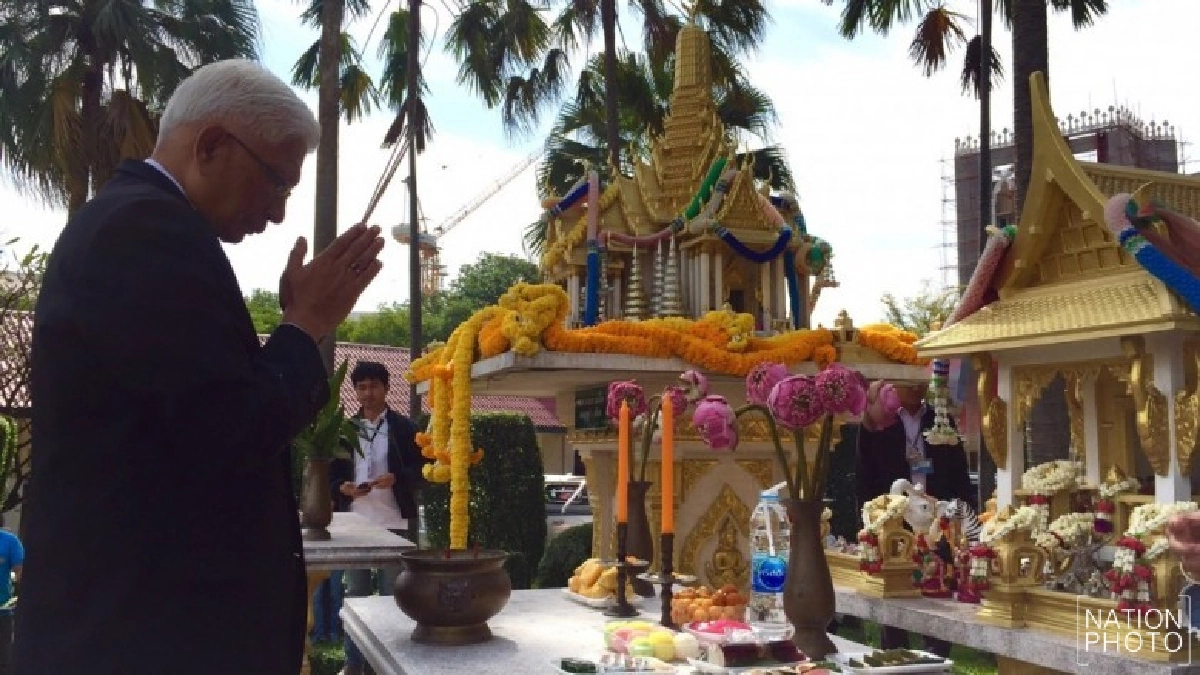 "สุวพันธุ์" ไหว้ สิ่งศักดิ์สิทธิ์ ประจำ "ทำเนียบฯ"