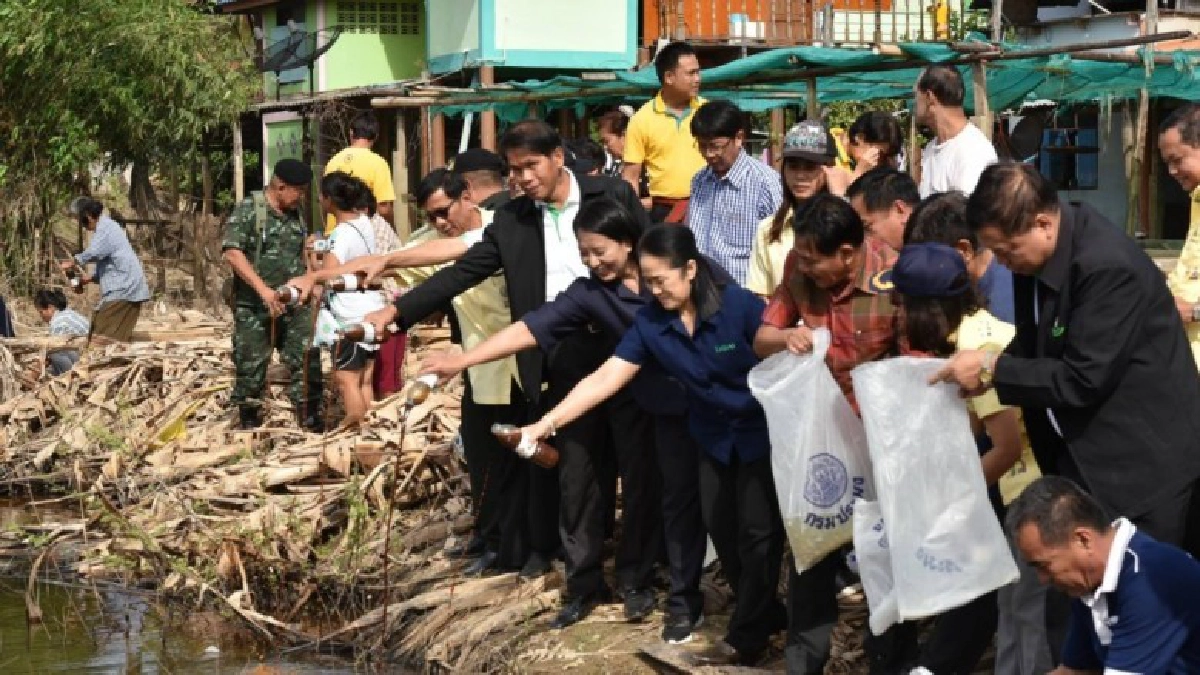 กรมหมอดินนำน้ำหมักชีวภาพ บำบัดน้ำเสียในพื้นที่น้ำท่วมขัง 