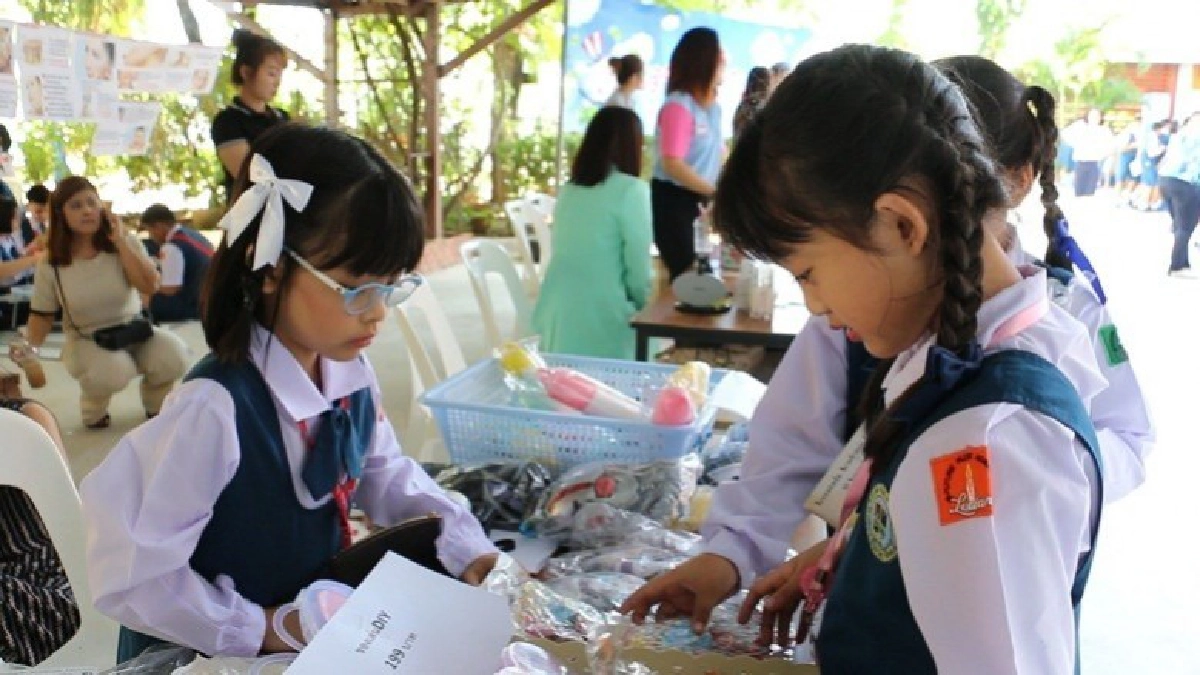 "เถ้าแก่น้อย" รุ่นจิ๋วร.ร.ธีรธาดา