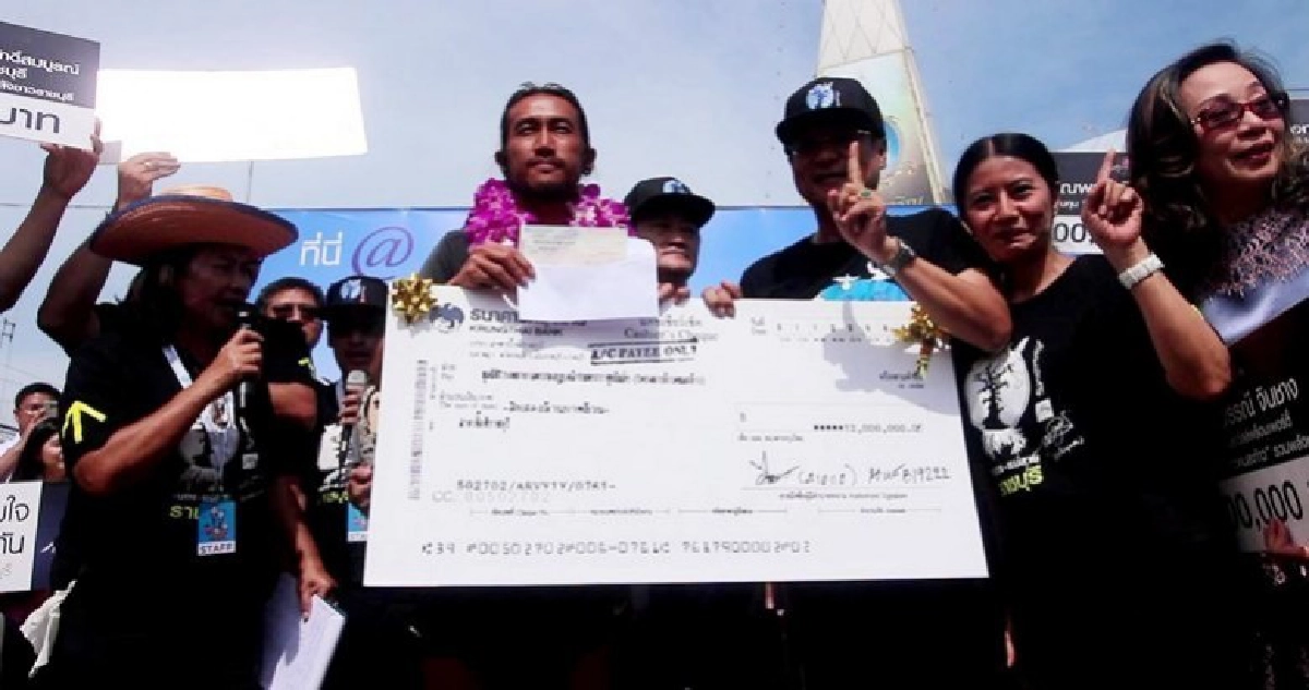 “ผู้ว่าฯราชบุรี”มอบเงินบริจาค12ล้านพร้อมโอ่งมังกรรูป “ตูน” “ผู้ว่าฯราชบุรี”มอบเงินบริจาค12ล้านพร้อมโอ่งมังกรรูป “ตูน”