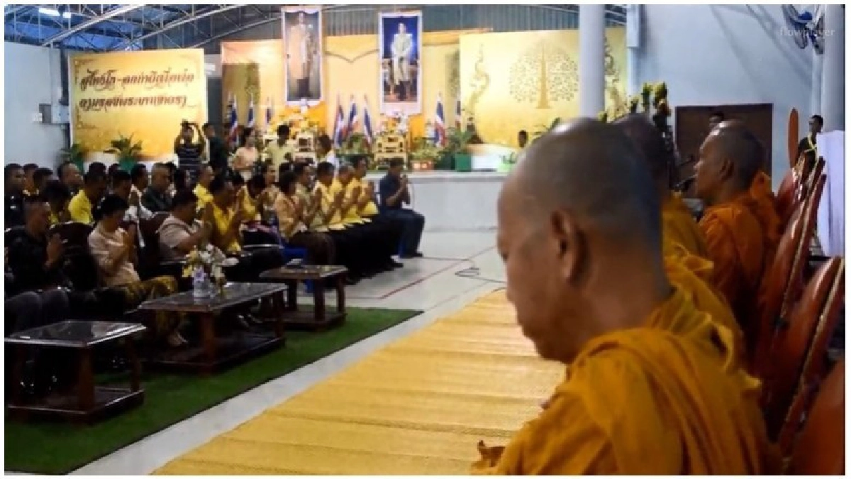 (คลิป) ชาวโกลก ทำบุญตักบาตร ถวายพ่อหลวง ร.๙ (คลิป) ชาวโกลก ทำบุญตักบาตร ถวายพ่อหลวง ร.๙